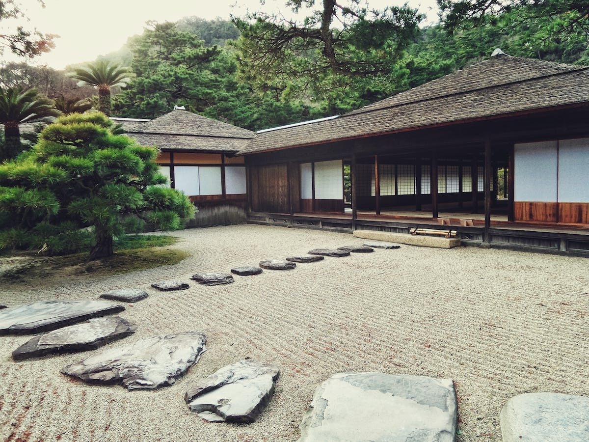 Aménagement et entretien d’un jardin japonais miniature : astuces et techniques essentielles pour les amateurs de sport