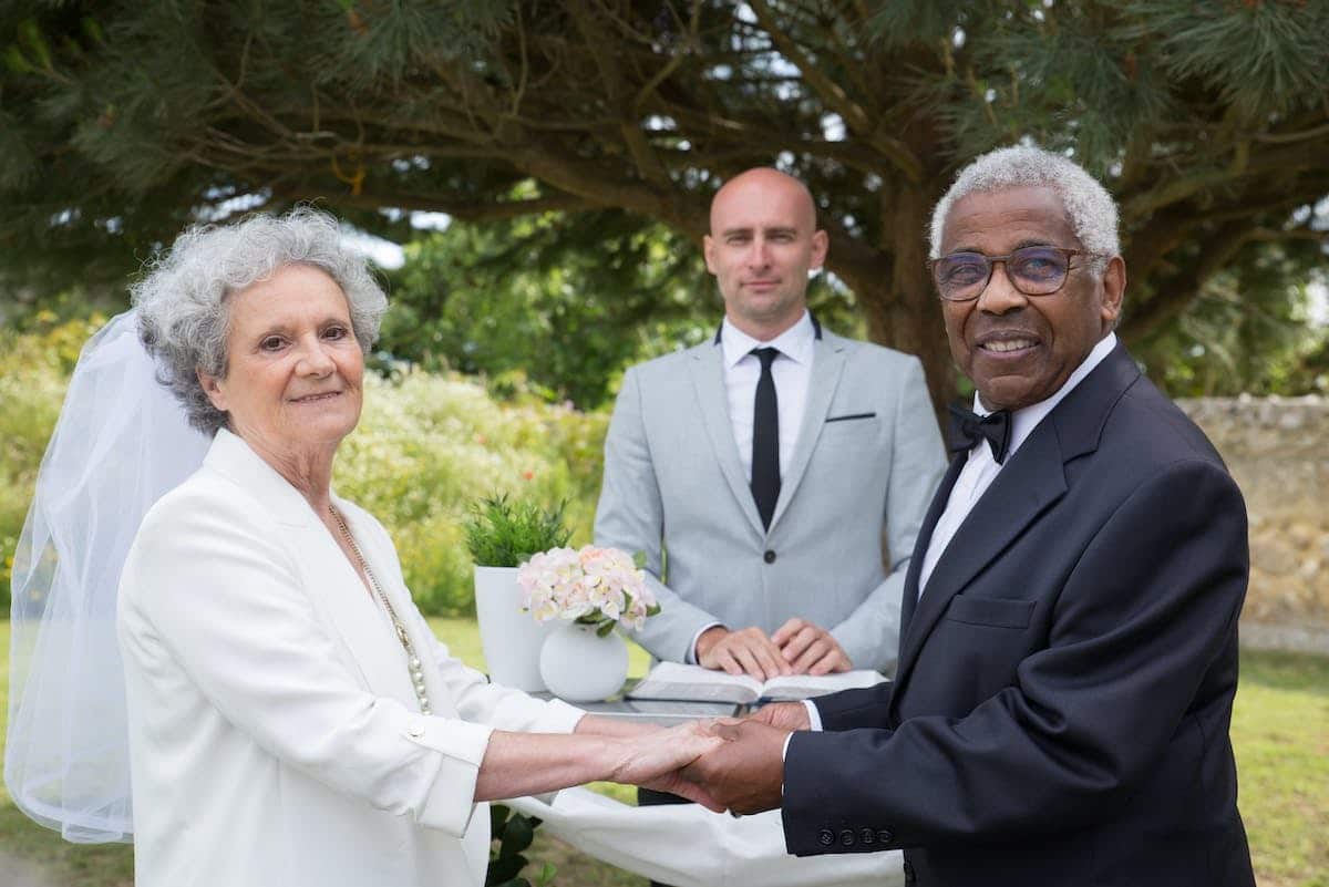 Comprendre les enjeux juridiques des mariages tardifs pour les seniors : exploration des droits et obligations