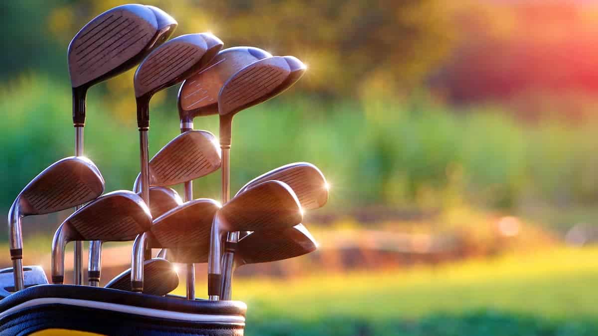 Quels Sont Les Équipements de Golf Essentiels pour Les Débutants